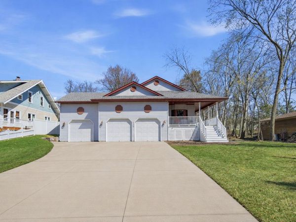 808 Hallam Avenue N, Mahtomedi, MN 55115