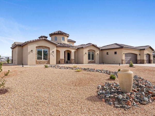 802 Holstein Court SW, Albuquerque, NM 87105