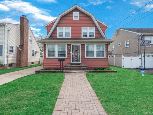 20 Nassau Boulevard , Malverne, NY 11565