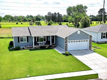812 Sun Ridge Drive, Beatrice, NE 68310