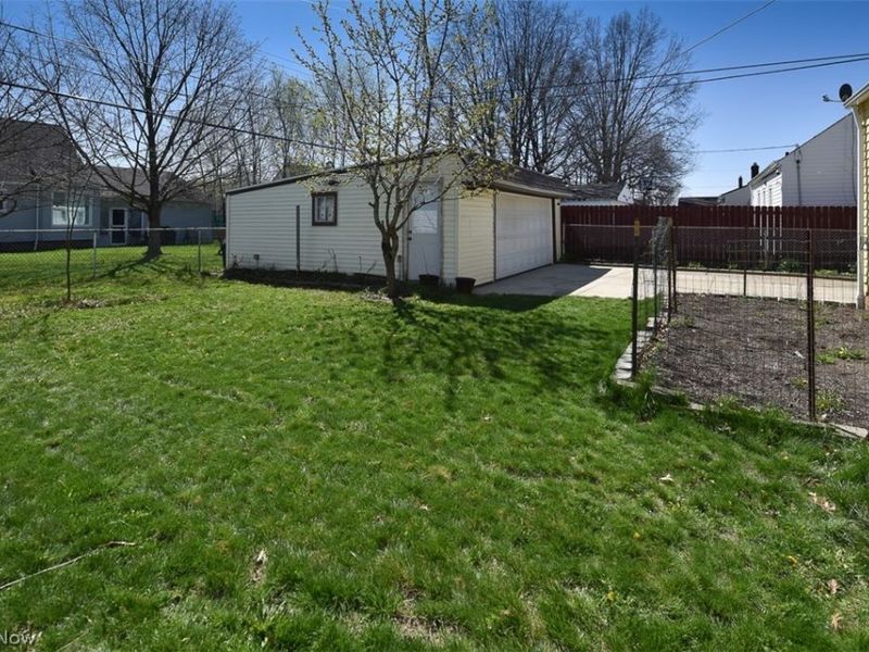 2929 Commonwealth Drive, Parma, OH 44134 Photo 11