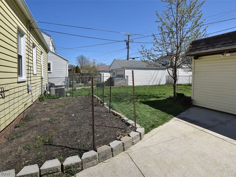 2929 Commonwealth Drive, Parma, OH 44134 Photo 12