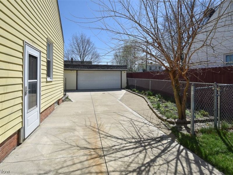 2929 Commonwealth Drive, Parma, OH 44134 Photo 6