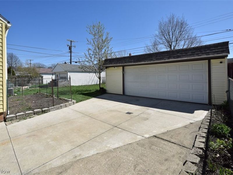 2929 Commonwealth Drive, Parma, OH 44134 Photo 7