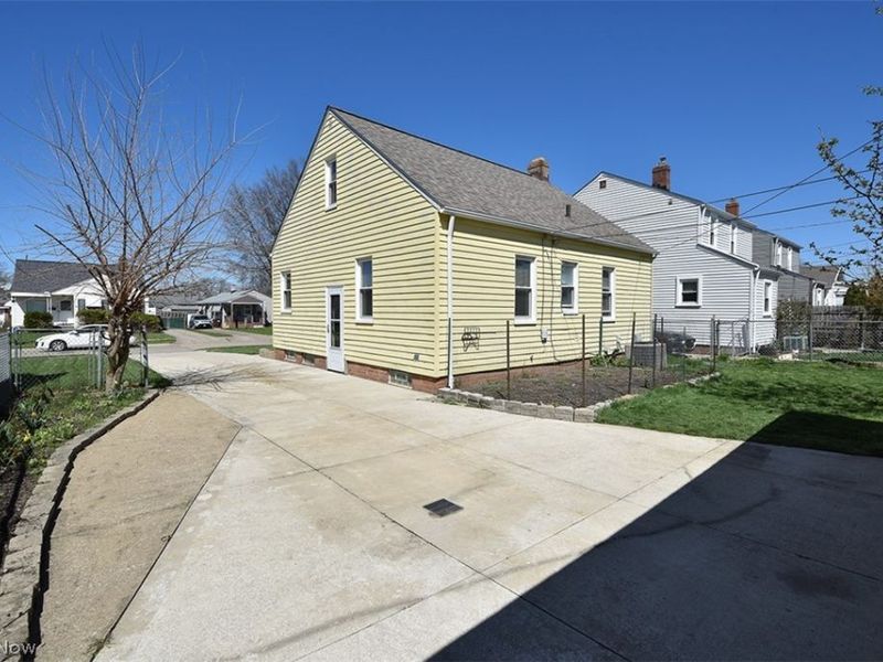 2929 Commonwealth Drive, Parma, OH 44134 Photo 8