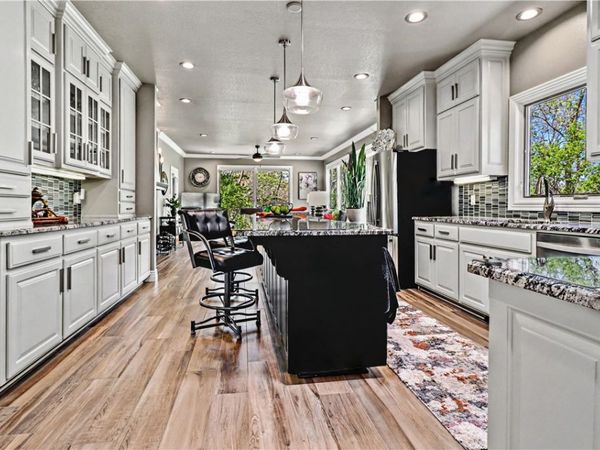 1 Hedges Circle, Bella Vista, AR 72715