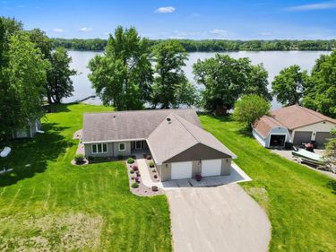 1642 Scenic Hideaway Lane NE, Elysian, MN 56028