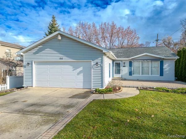 715 Lakeside Drive, Waterford Twp, MI 48328