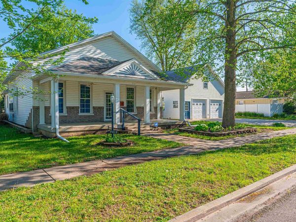 216 3RD Street, Lincoln, IL 62656