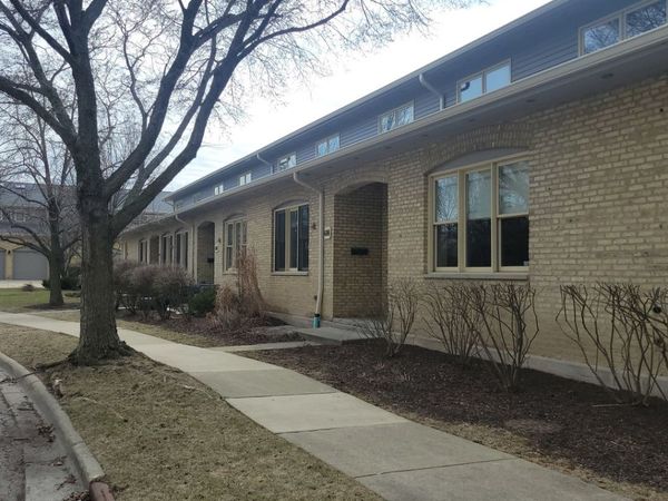 686 Lyster Road , Highwood, IL 60040