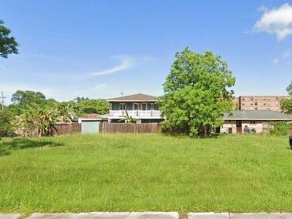 4445 CAMELOT Drive , New Orleans, LA 70127