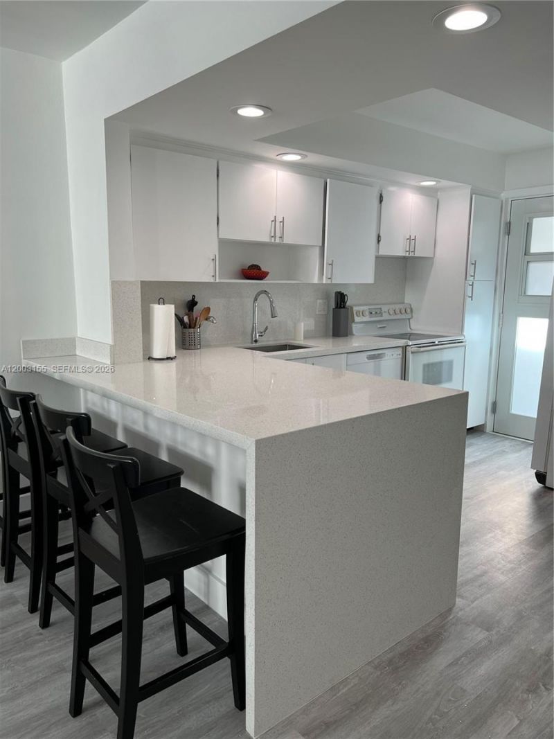 240 Galen Dr , Unit 302, Key Biscayne, FL 33149 Photo