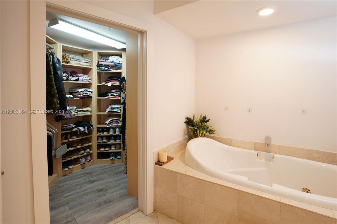 3370 Hidden Bay Dr, Unit 213, Aventura, FL 33180 Photo