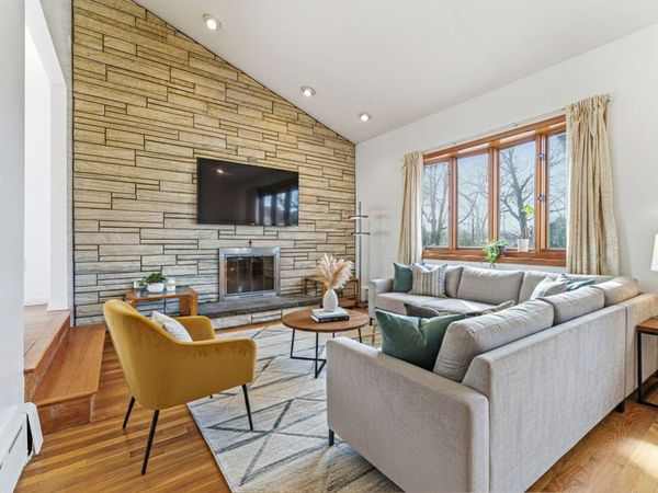 7 Carol St, Stoneham, MA 02180