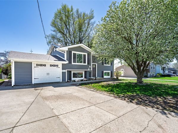 2415 N 2nd Avenue E, Newton, IA 50208