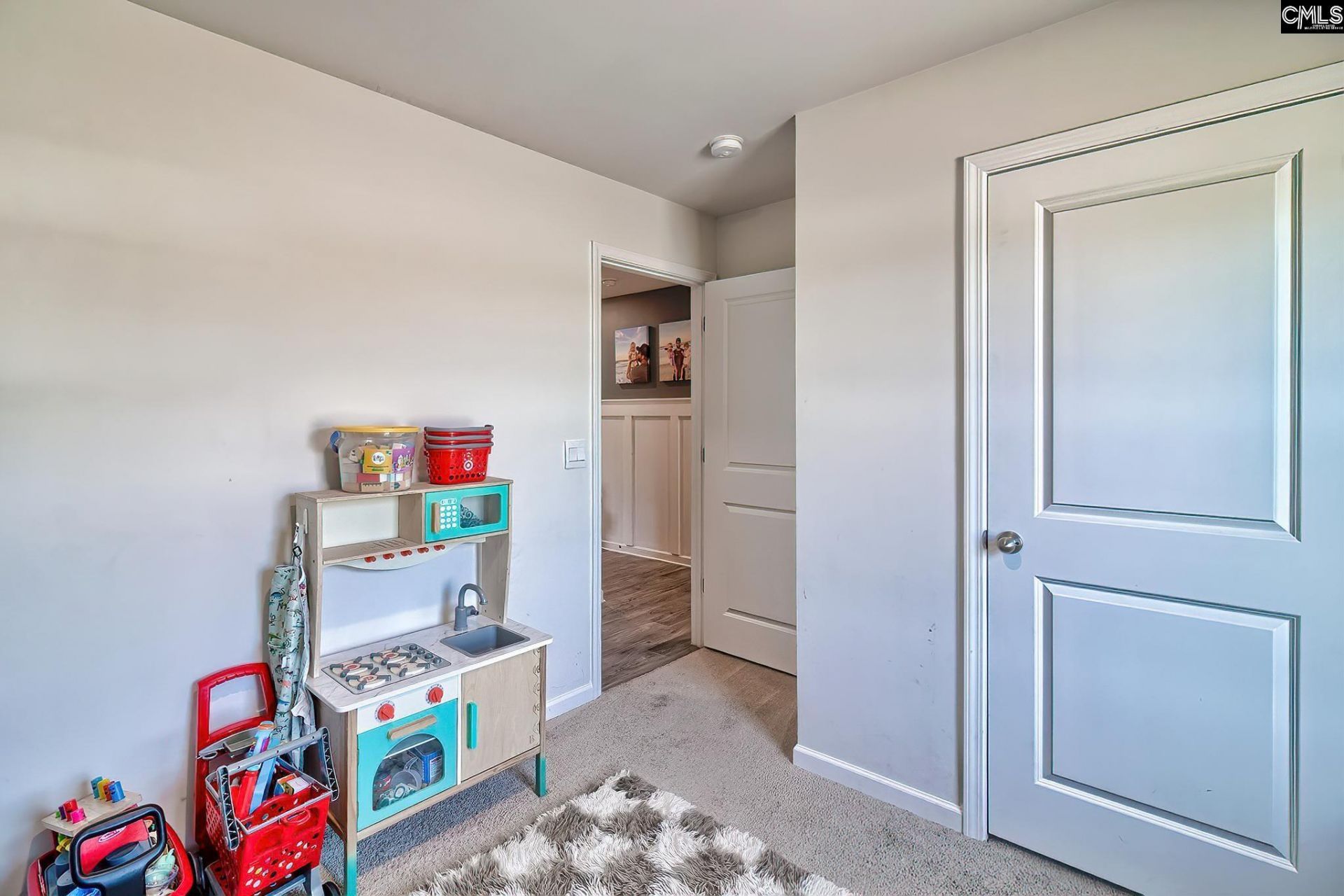 1050 Mckittrick Drive  Photo 8