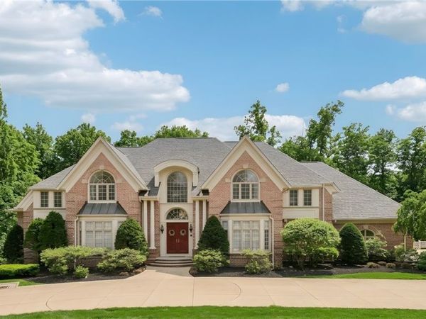 2850 Roundhill Road , Akron, OH 44333