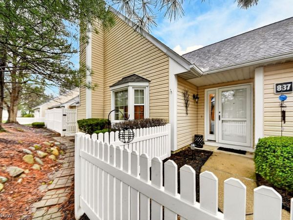 887 Wellsley Lane , Akron, OH 44313