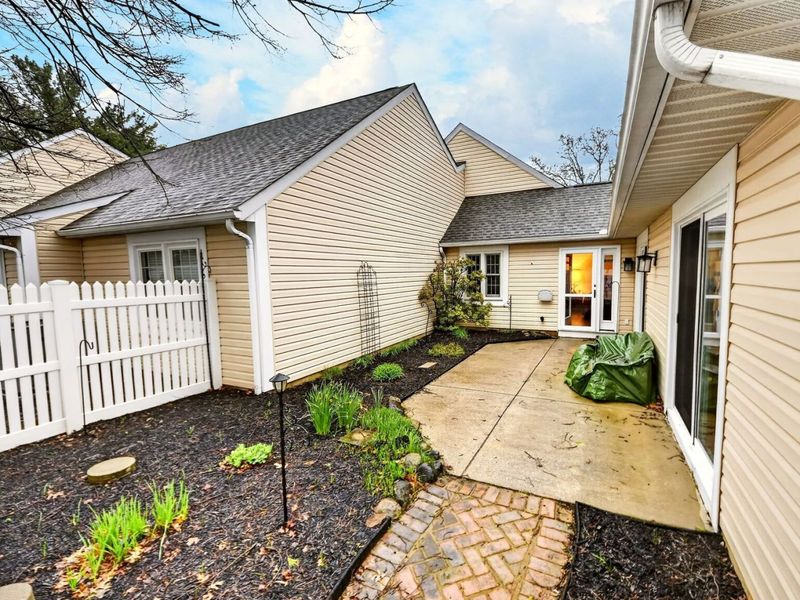 887 Wellsley Lane , Akron, OH 44313 Photo 2