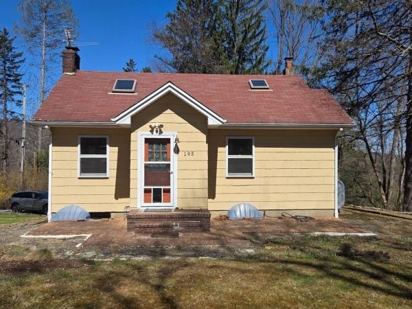 195 Snake Den Rd, Bloomingdale, NJ 07465