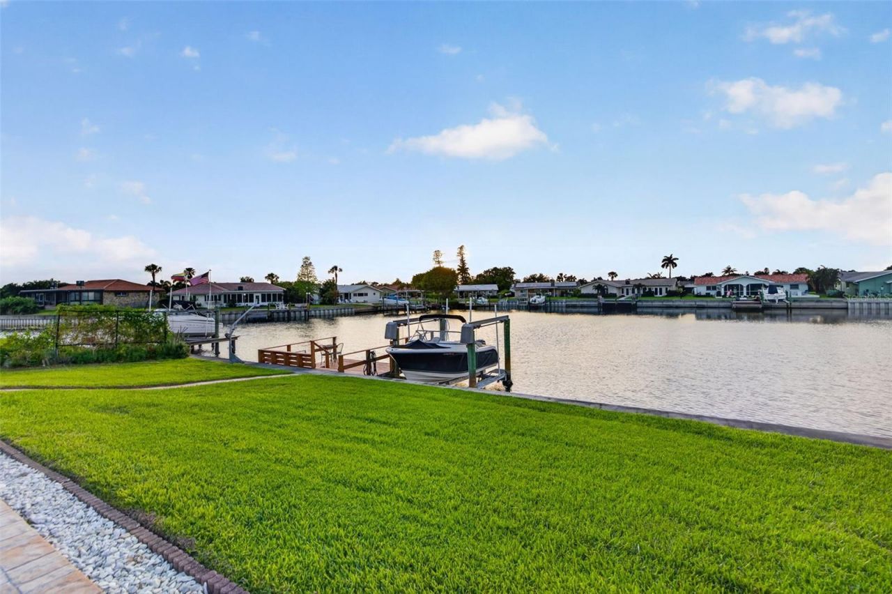 4712 Overlook Drive Ne, Saint Petersburg, FL 33703 Photo