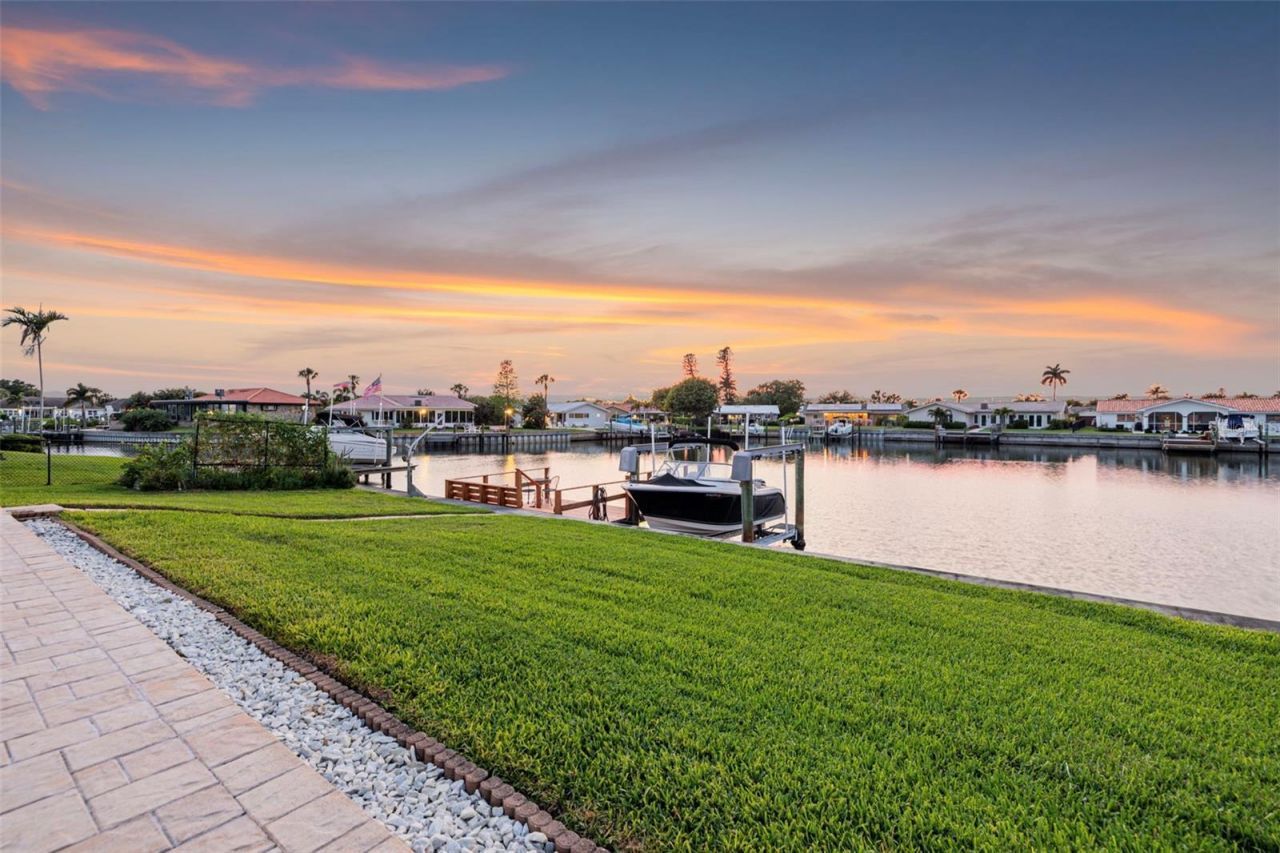 4712 Overlook Drive Ne, Saint Petersburg, FL 33703 Photo