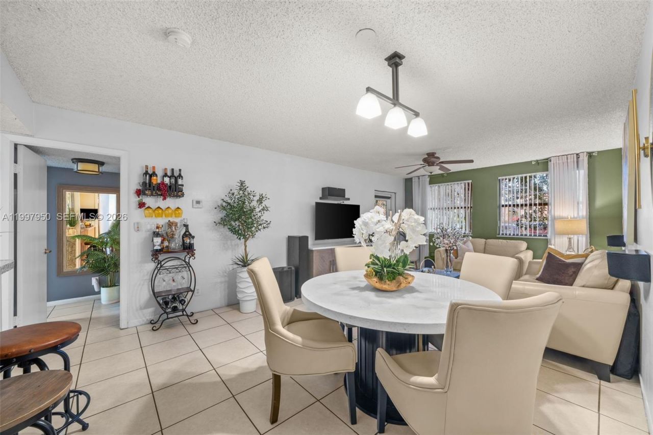 8120 Geneva Ct, Unit 148, Doral, FL 33166 Photo