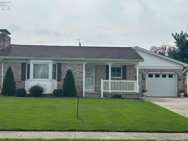 879 Valleyview Drive, Bellevue, OH 44811