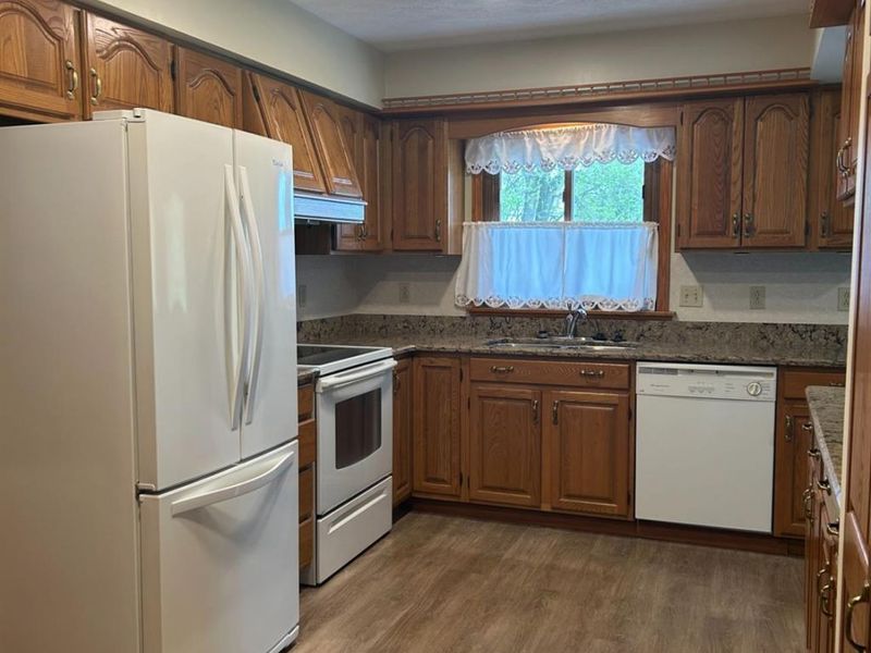 879 Valleyview Drive, Bellevue, OH 44811 Photo 4