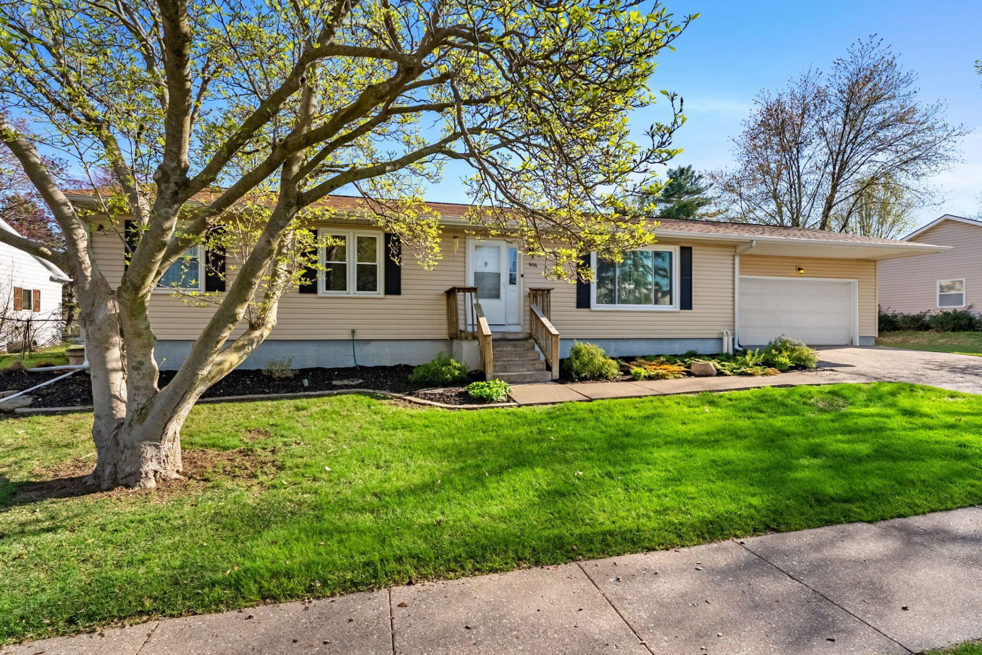 906 Acorn, Muscatine, IA 52761 Main Photo