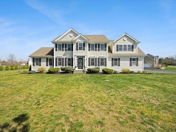 1 Quequechan Cir, Lakeville, MA 02347