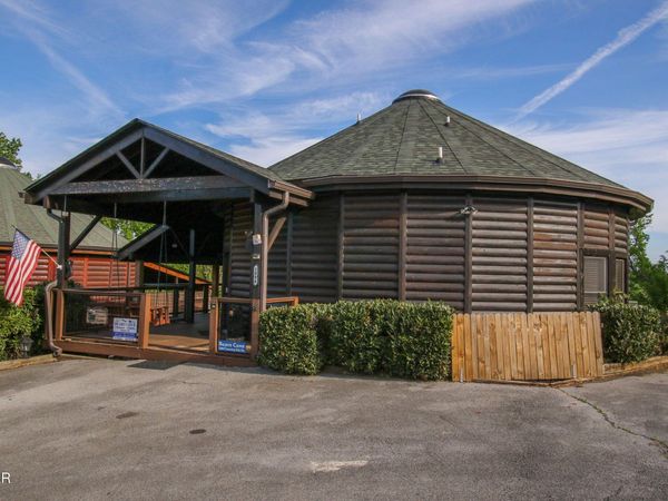 1086 Towering Oaks Drive, Sevierville, TN 37876