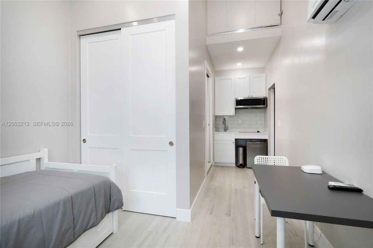 2368 SW 21st St , Unit Side, Miami, FL 33145 Photo