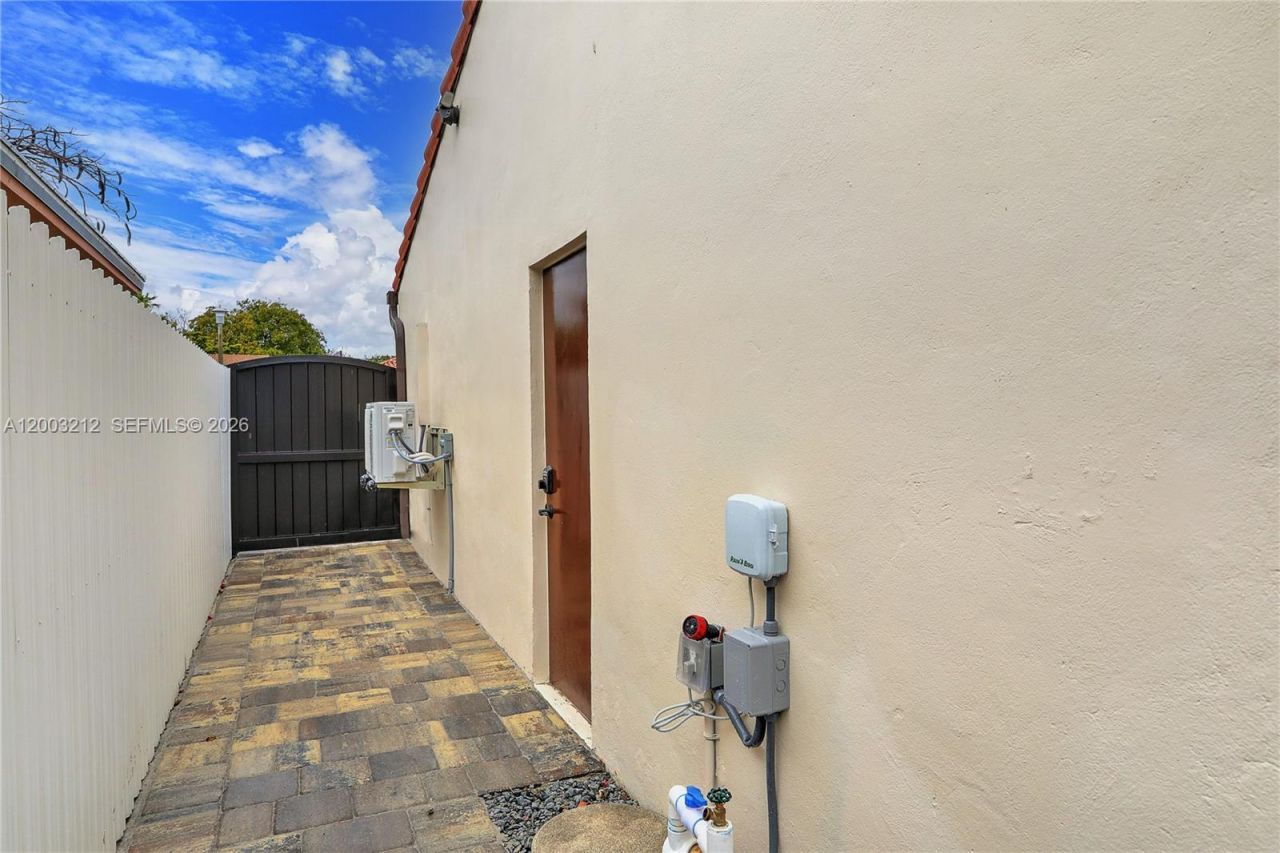 2368 SW 21st St , Unit Side, Miami, FL 33145 Photo