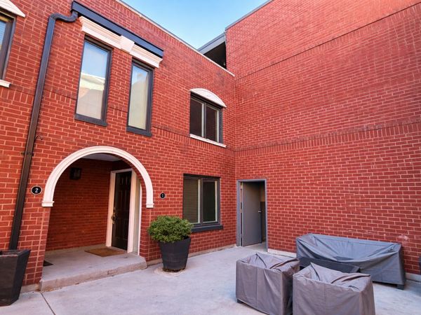 805 W Wolfram Street, Unit 1, Chicago, IL 60657