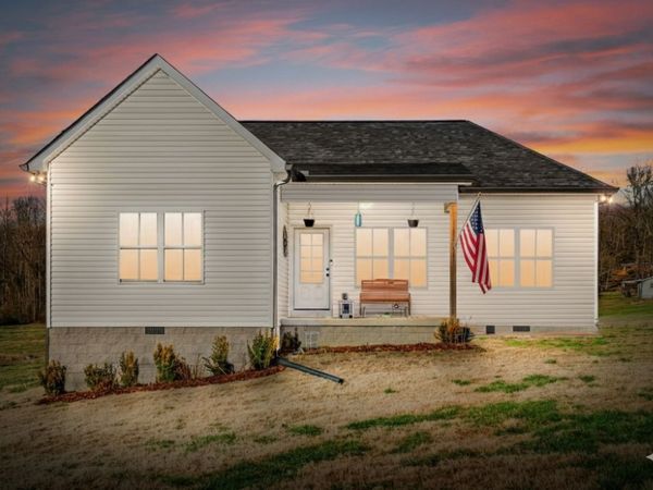 1211 N Charlotte St , Dickson, TN 37055