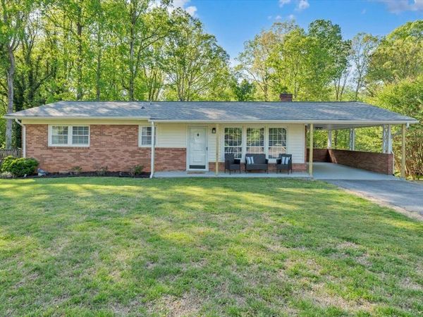 710 Druid LN , Martinsville, VA 24112