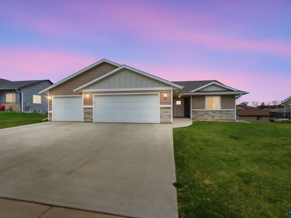 107 E 15th St, Dell Rapids, SD 57022