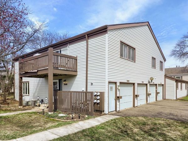 4952 Grenwich Trail N, Oakdale, MN 55128