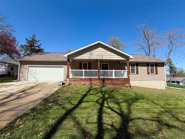 332 S 11th Avenue W, Newton, IA 50208