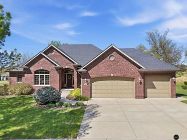 8800 Oakmont Drive , Lincoln, NE 68526