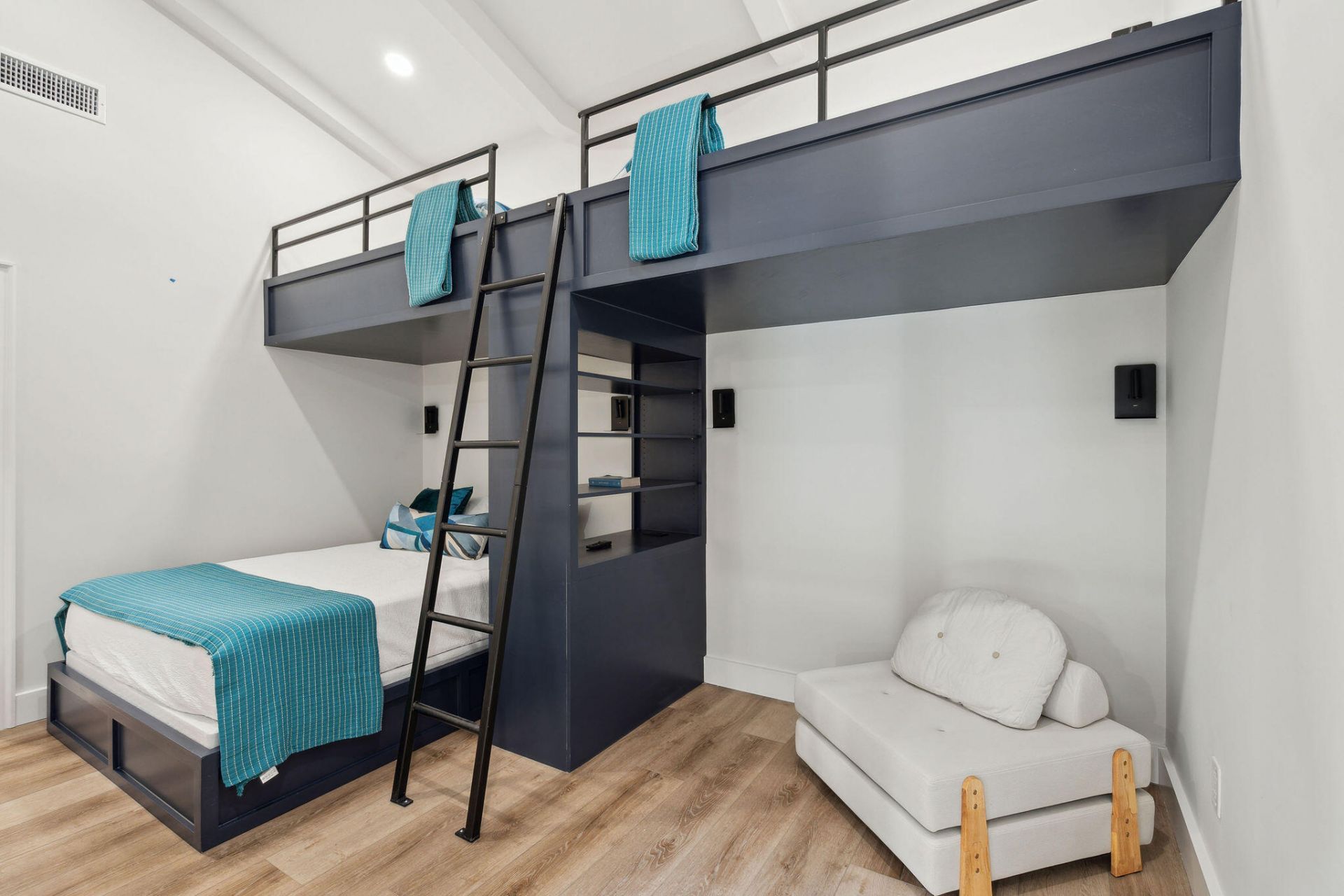 9002 Palmetto Boulevard Photo 26