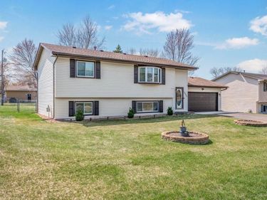 10253 101st Avenue N, Maple Grove, MN 55369