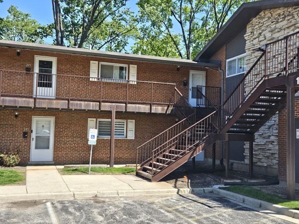1910 W Hatherleigh Court, Unit 2E, Mount Prospect, IL 60056