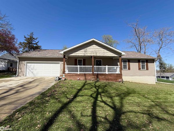 332 S 11th Avenue W, Newton, IA 50208