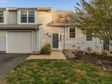 205 Chatsworth Dr, Franklin, NJ 08873