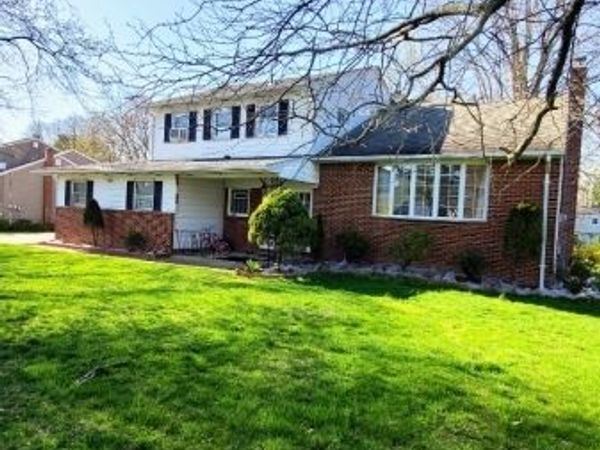 29 Ventnor Dr, Edison, NJ 08820
