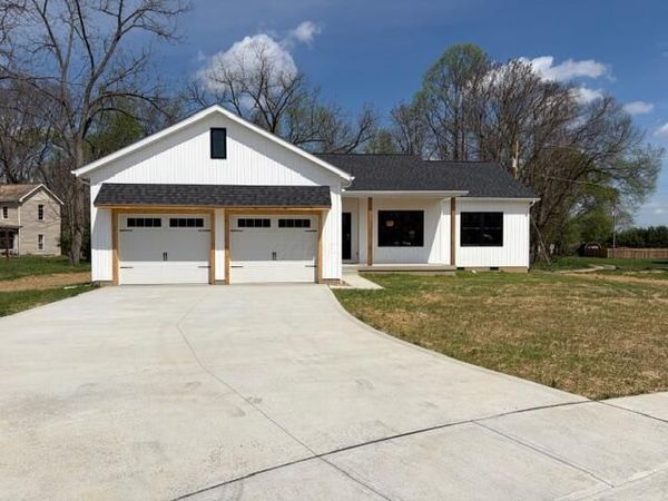 949 Hobart Court , Logan, OH 43138