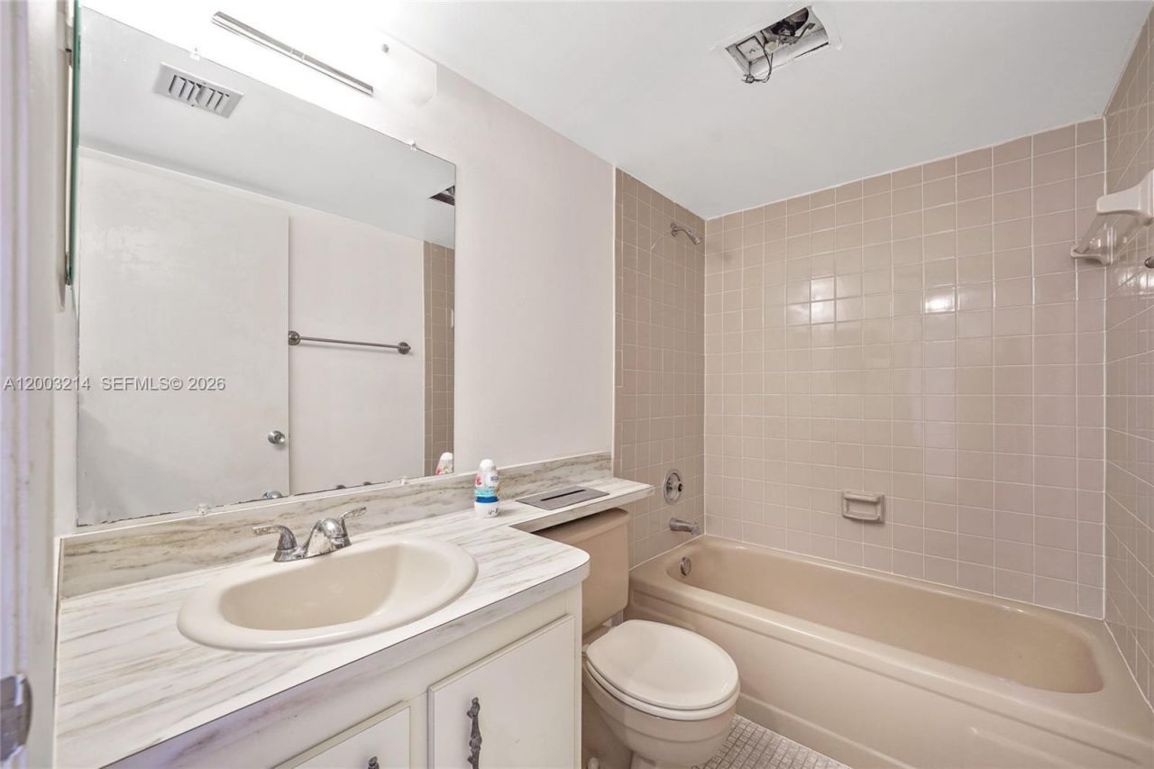 7330 NW 18th St, Unit 204, Margate, FL 33063 Photo