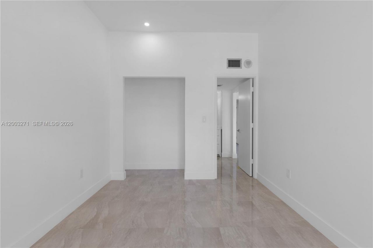 3731 N Country Club Dr , Unit 124, Aventura, FL 33180 Photo